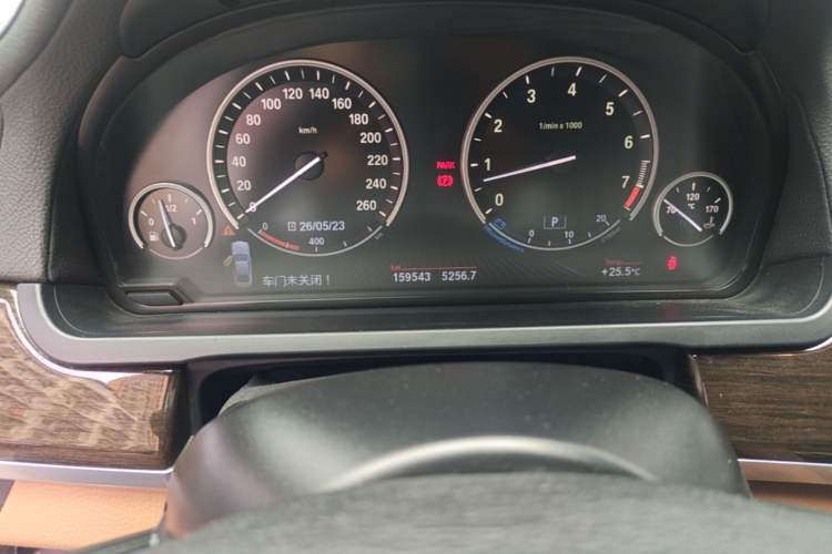 Used BMW 7 Series 2013 740Li Leading Model Odometer Close Up