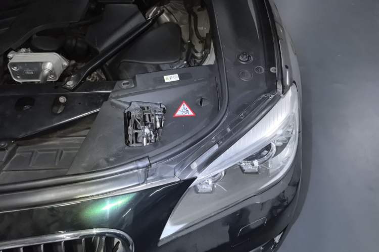 Used BMW 7 Series 2013 730Li Leading Model Engine Bay Left