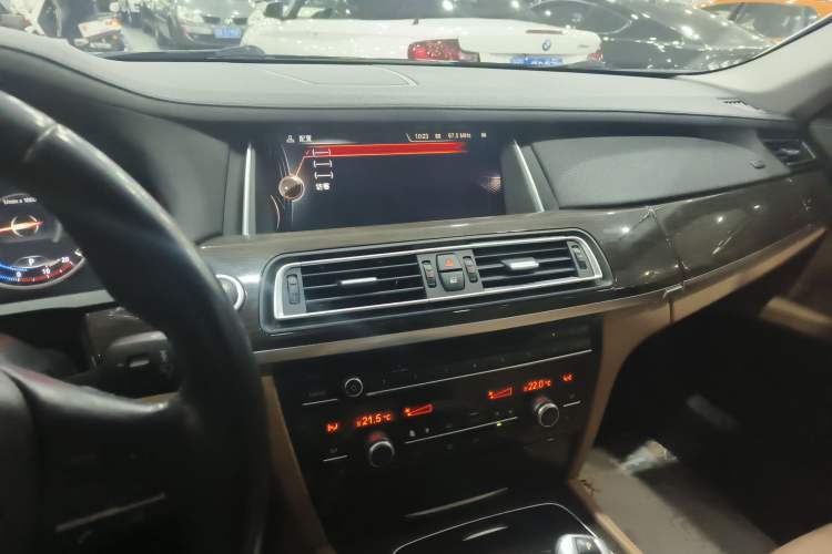 Used BMW 7 Series 2014 730Li Premium Edition Audio And AC Panel