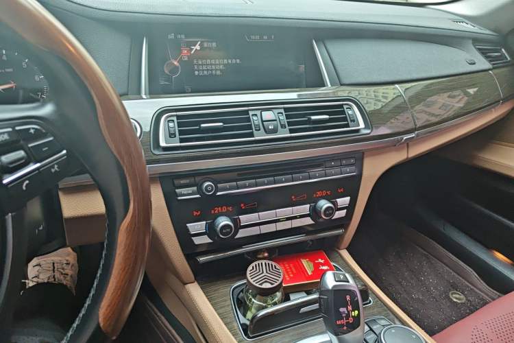 Used BMW 7 Series 2014 730Li Premium Edition Audio And AC Panel