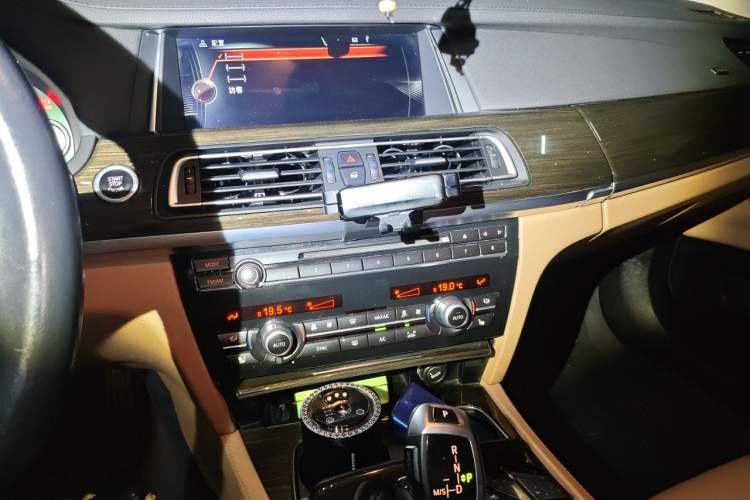 Used BMW 7 Series 2014 730Li Premium Edition Audio And AC Panel