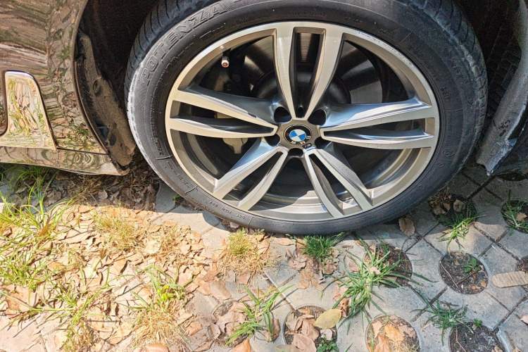 Used BMW 7 Series 2016 730Li Luxury Model Right Front Wheel Hub