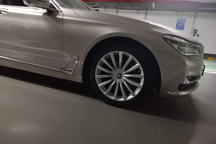 Used BMW 7 Series 2016 740Li Luxury Edition Right Front Wheel Hub