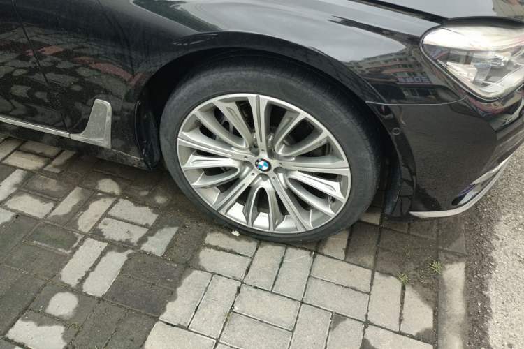 Used BMW 7 Series 2017 740Li xDrive Personalized Custom Edition Right Front Wheel Hub