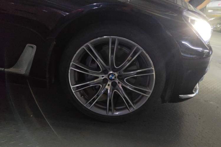 Used BMW 7 Series 2017 740Li xDrive Personalized Custom Edition Right Front Wheel Hub