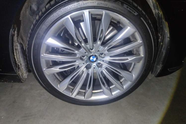 Used BMW 7 Series 2017 M760Li xDrive Excellence Luxury Edition Right Front Wheel Hub