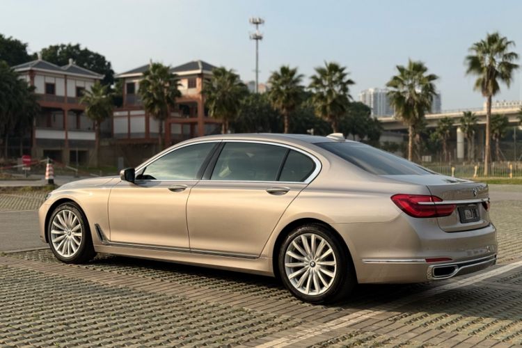 Used BMW 7 Series 2017 730Li Luxury Model Exterior 3