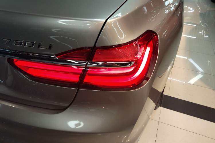 Used BMW 7 Series 2017 730Li Leading Model Right Rear Taillight