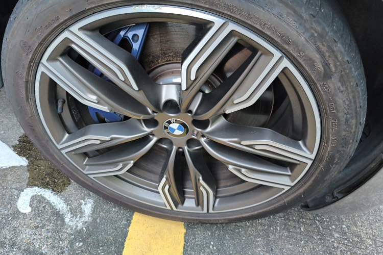 Used BMW 7 Series 2017 M760Li xDrive Right Front Wheel Hub