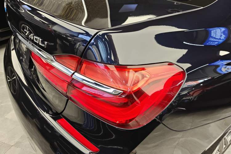 Used BMW 7 Series 2018 730Li Luxury Edition M Sport Package Exterior 3
