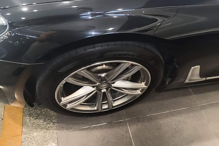 Used BMW 7 Series 2018 730Li Leading Model M Sport Package Exterior 4