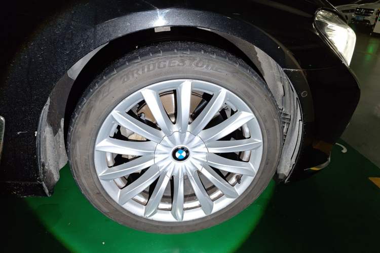 Used BMW 7 Series 2018 730Li Leading Model Excellence Package Right Front Wheel Hub