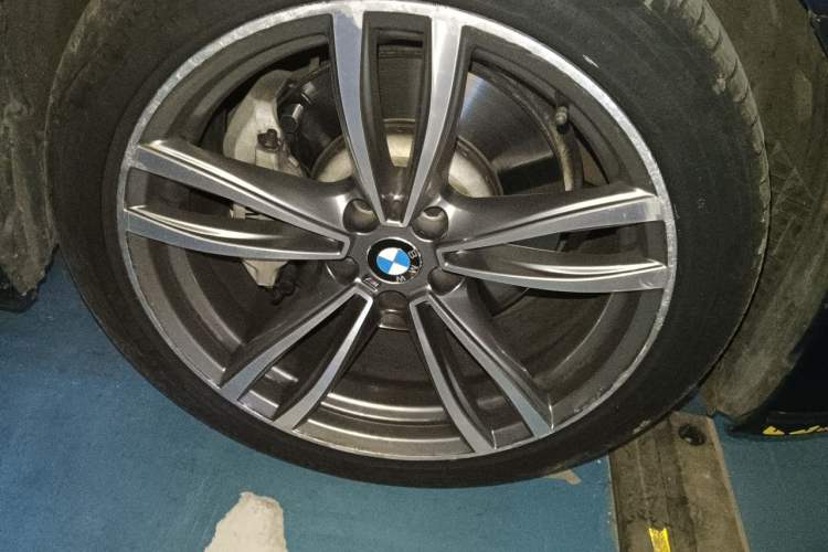 Used BMW 7 Series 2018 730Li Leading Model M Sport Package Right Front Wheel Hub