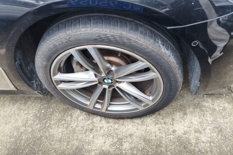 Used BMW 7 Series 2018 730Li Luxury Edition M Sport Package Right Front Wheel Hub