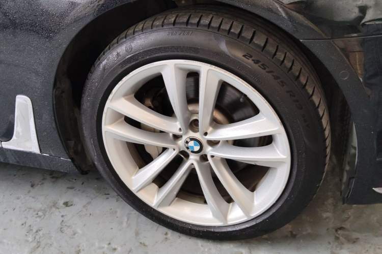Used BMW 7 Series 2018 730Li Luxury Model Excellence Package Right Front Wheel Hub