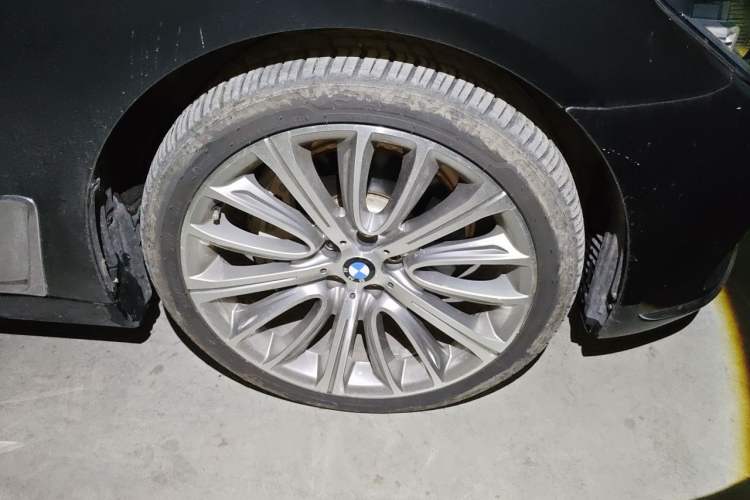 Used BMW 7 Series 2018 740Li Leading Model Excellence Package Right Front Wheel Hub