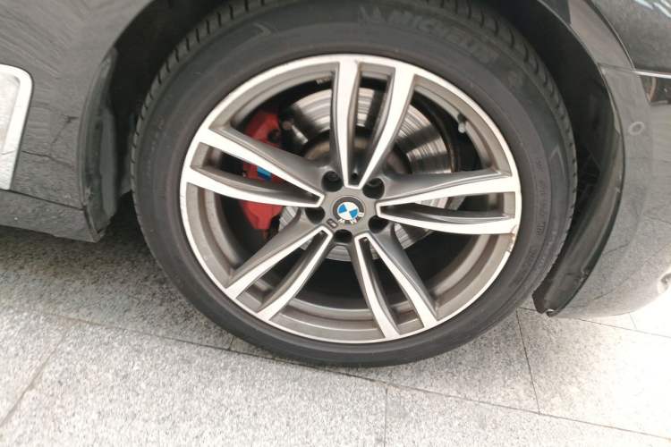 Used BMW 7 Series 2018 730Li Luxury Edition M Sport Package Right Front Wheel Hub