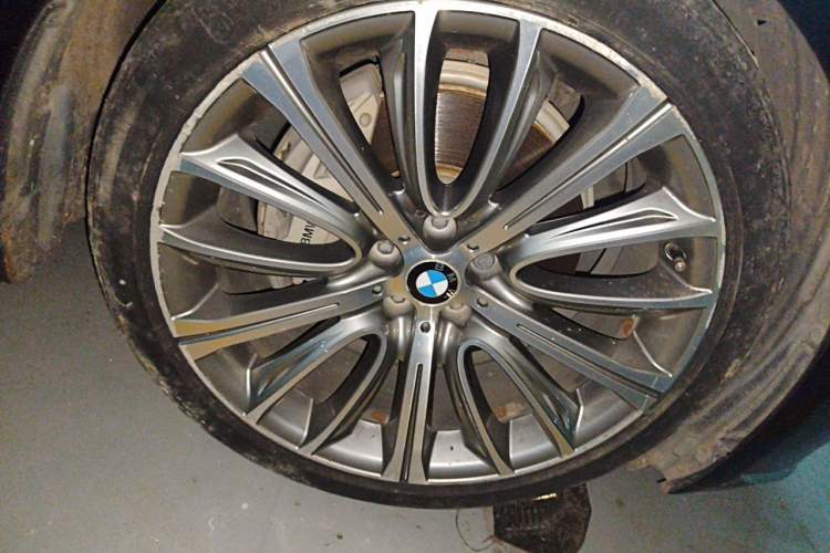 Used BMW 7 Series 2018 740Li Leading Model Excellence Package Right Front Wheel Hub