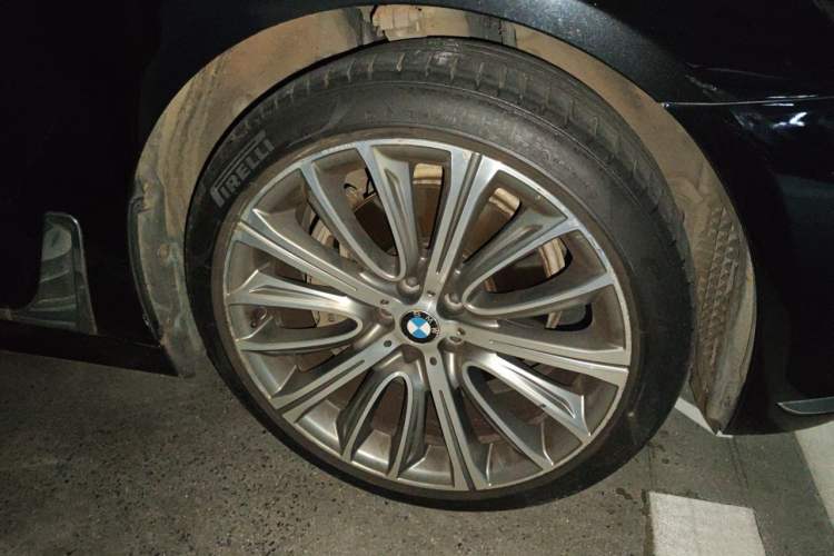 Used BMW 7 Series 2018 740Li Leading Model Excellence Package Right Front Wheel Hub