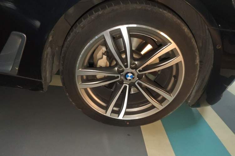 Used BMW 7 Series 2018 730Li Leading Model M Sport Package Right Front Wheel Hub
