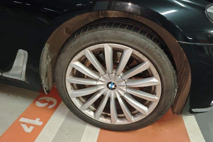 Used BMW 7 Series 2018 730Li Leading Model Excellence Package Right Front Wheel Hub