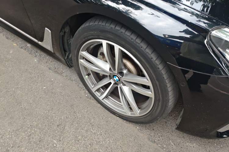 Used BMW 7 Series 2018 730Li Luxury Edition M Sport Package Right Front Wheel Hub