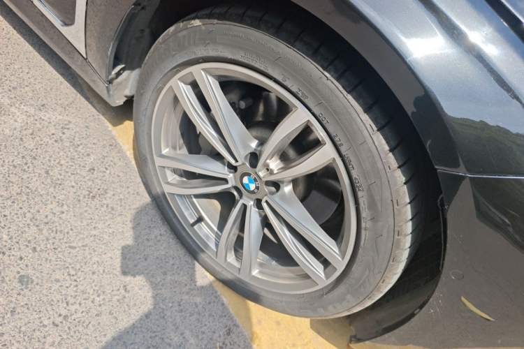 Used BMW 7 Series 2018 730Li Luxury Edition M Sport Package Right Front Wheel Hub