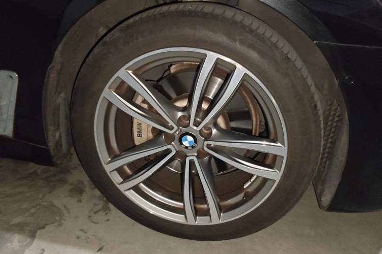 Used BMW 7 Series 2018 730Li Luxury Edition M Sport Package Right Front Wheel Hub