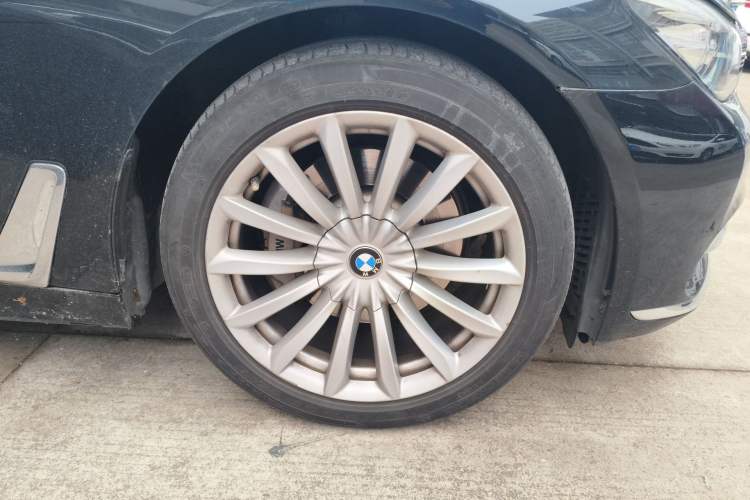 Used BMW 7 Series 2018 730Li Leading Model Excellence Package Right Front Wheel Hub