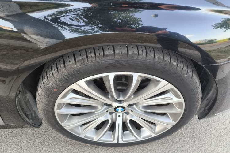 Used BMW 7 Series 2018 740Li Leading Model Excellence Package Right Front Wheel Hub