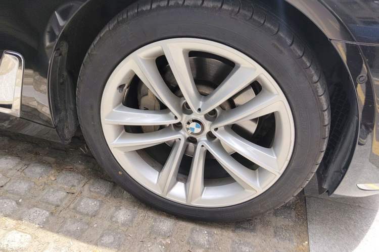 Used BMW 7 Series 2018 730Li Luxury Model Excellence Package Right Front Wheel Hub