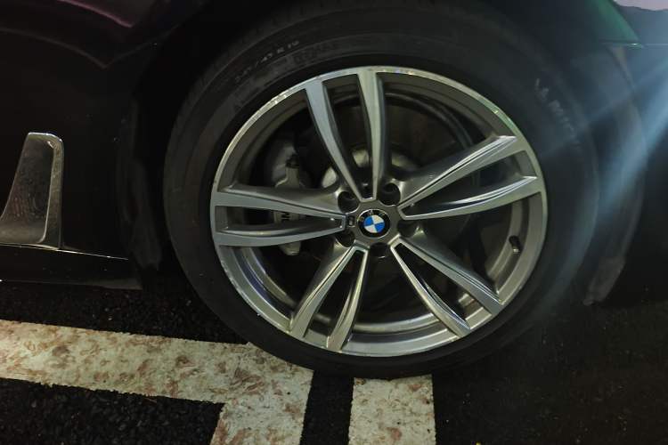 Used BMW 7 Series 2018 730Li Leading Model M Sport Package Right Front Wheel Hub
