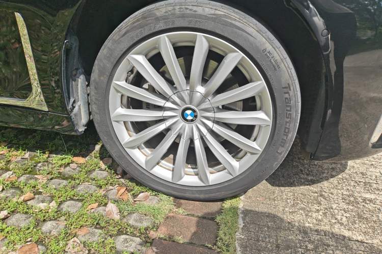 Used BMW 7 Series 2018 730Li Leading Model Excellence Package Right Front Wheel Hub
