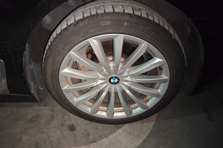 Used BMW 7 Series 2018 730Li Leading Model Excellence Package Right Front Wheel Hub