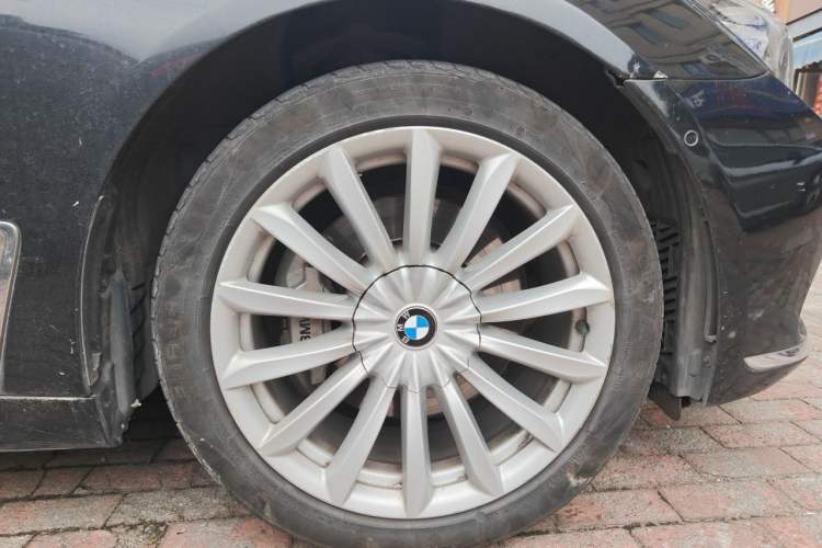Used BMW 7 Series 2018 730Li Leading Model Excellence Package Right Front Wheel Hub