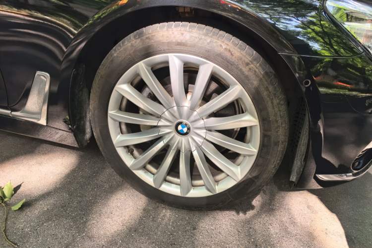 Used BMW 7 Series 2018 730Li Leading Model Excellence Package Right Front Wheel Hub