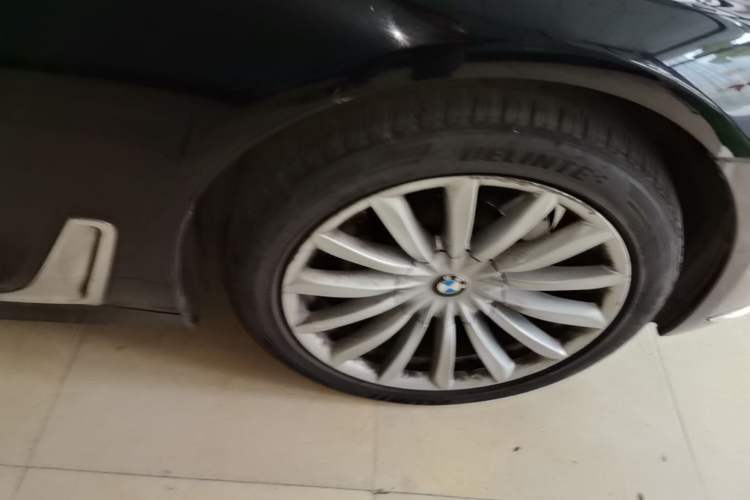Used BMW 7 Series 2018 730Li Leading Model Excellence Package Right Front Wheel Hub