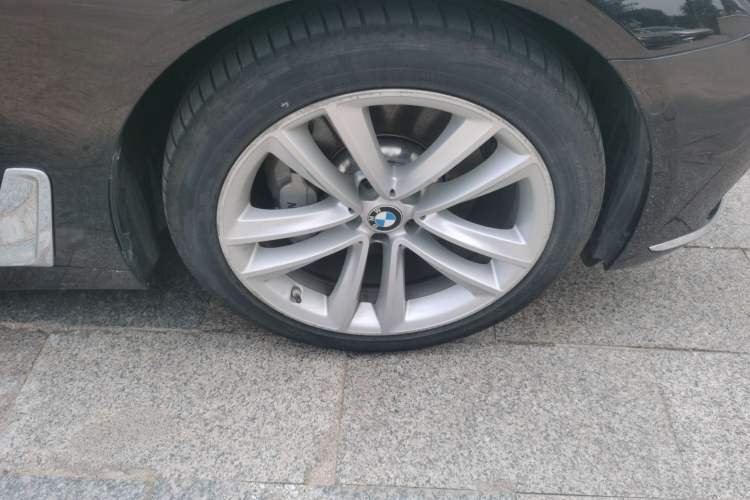 Used BMW 7 Series 2018 730Li Luxury Model Excellence Package Right Front Wheel Hub