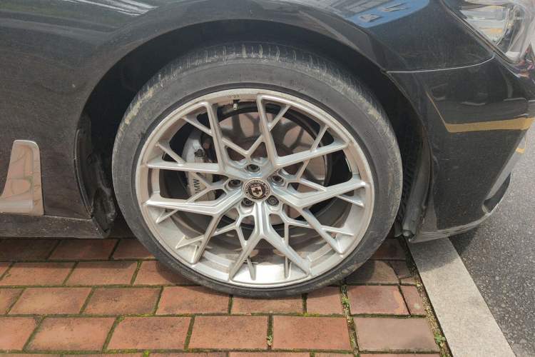 Used BMW 7 Series 2018 730Li Leading Model M Sport Package Right Front Wheel Hub