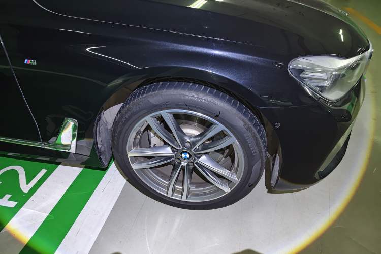 Used BMW 7 Series 2018 730Li Leading Model M Sport Package Right Front Wheel Hub