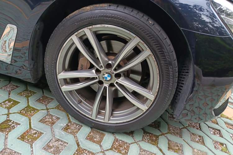 Used BMW 7 Series 2018 730Li Leading Model M Sport Package Right Front Wheel Hub
