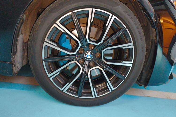 Used BMW 7 Series 2018 730Li Leading Model M Sport Package Right Front Wheel Hub