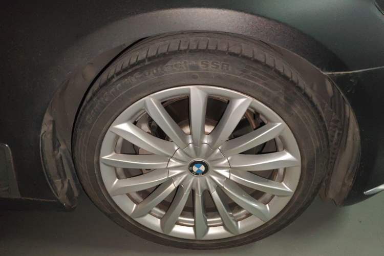 Used BMW 7 Series 2018 730Li Leading Model Excellence Package Right Front Wheel Hub