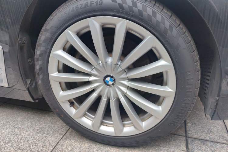 Used BMW 7 Series 2018 730Li Leading Model Excellence Package Right Front Wheel Hub