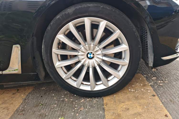 Used BMW 7 Series 2018 730Li Leading Model Excellence Package Right Front Wheel Hub