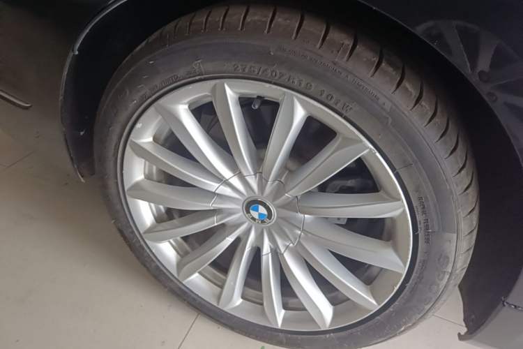 Used BMW 7 Series 2018 730Li Leading Model Excellence Package Right Rear Wheel Hub
