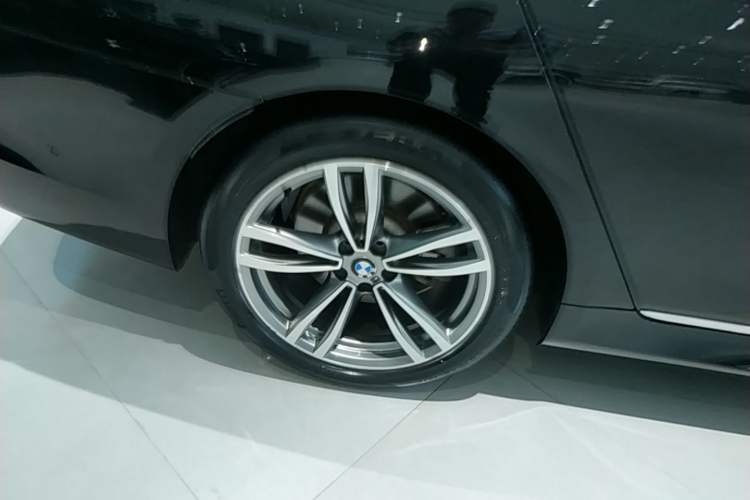 Used BMW 7 Series 2018 730Li Luxury Edition M Sport Package Right Rear Wheel Hub