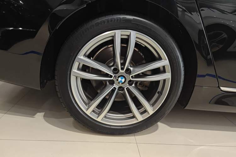 Used BMW 7 Series 2018 730Li Leading Model M Sport Package Right Rear Wheel Hub