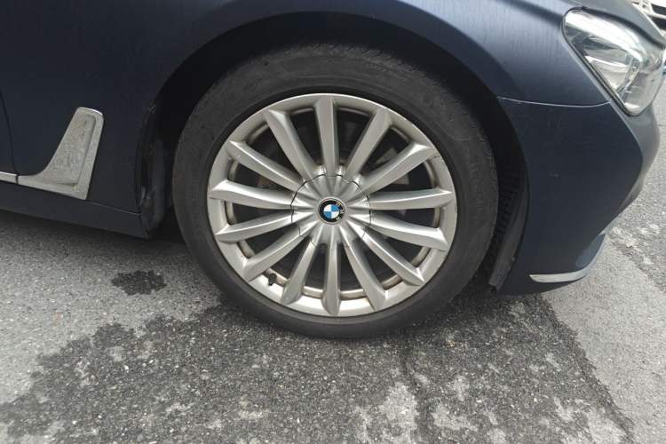 Used BMW 7 Series 2018 730Li Leading Model Excellence Package Right Front Wheel Hub