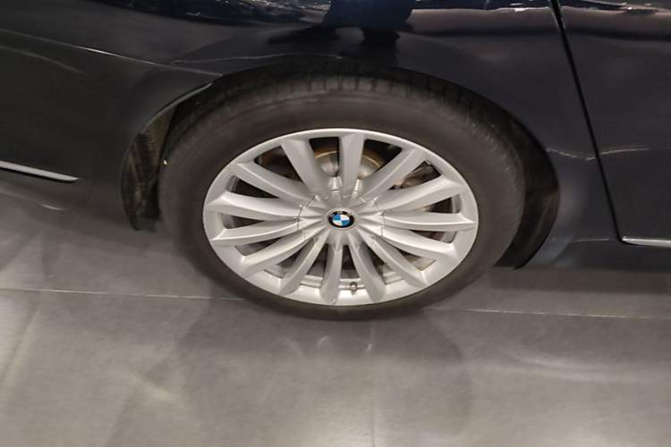 Used BMW 7 Series 2018 730Li Leading Model Excellence Package Right Rear Wheel Hub